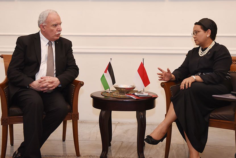 Menteri Luar Negeri Retno Marsudi (kanan) berbincang dengan Menteri Luar Negeri Palestina Riad Al Maliki saat melakukan pertemuan di Kementerian Luar Negeri, Jakarta, Senin (14/12). Pertemuan tersebut membahas hubungan bilateral antara Indonesia-Palestina. ANTARA FOTO/Hafidz Mubarak A./nz/15